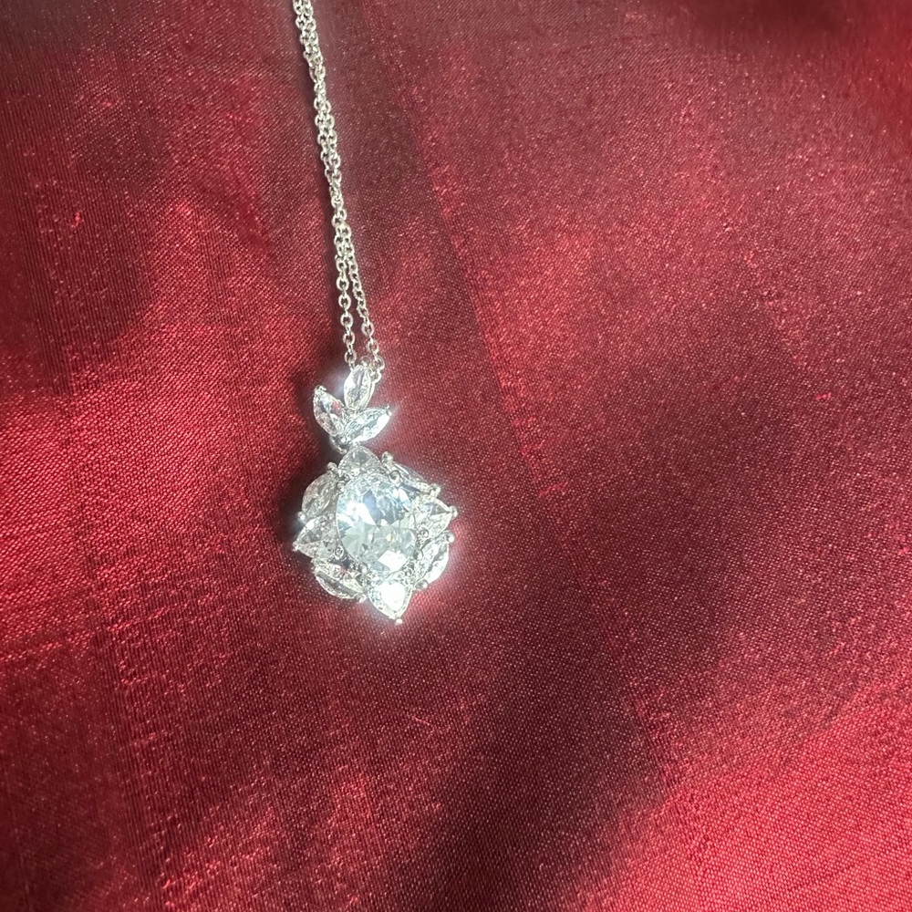 NWOT! Elegant flower-shaped glass (?) Pendant Necklace with silver-tone chain